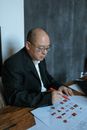 在现代办公环境中，商务专业人员审查图表和数据