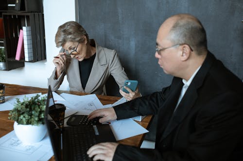 Mann Im Schwarzen Anzug Jacke Hält Schwarzen Laptop Computer