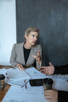 女商人在办公室与同事讨论计划