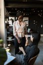两个女人在一个时尚现代的办公室里合作，体现了授权与团队合作