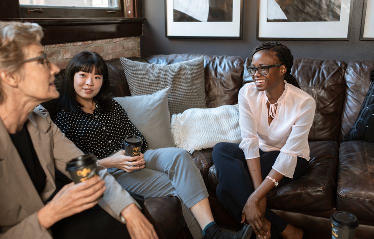 Online dating: starting a conversation on a niche platform