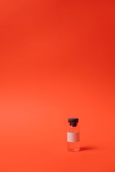 一个疫苗小瓶置于鲜红背景之上，展现了健康与预防接种的理念