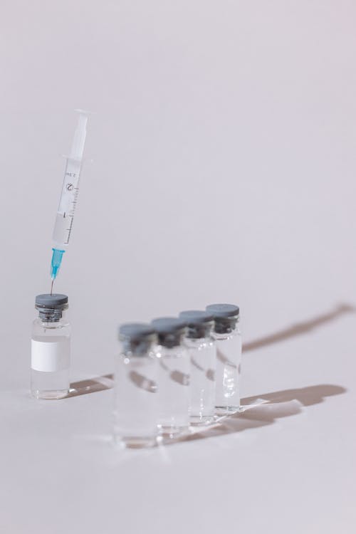Free флаконы с вакциной Covid и шприц Stock Photo