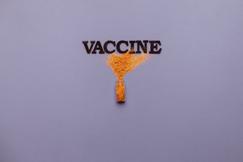 灰色表面上的疫苗文字