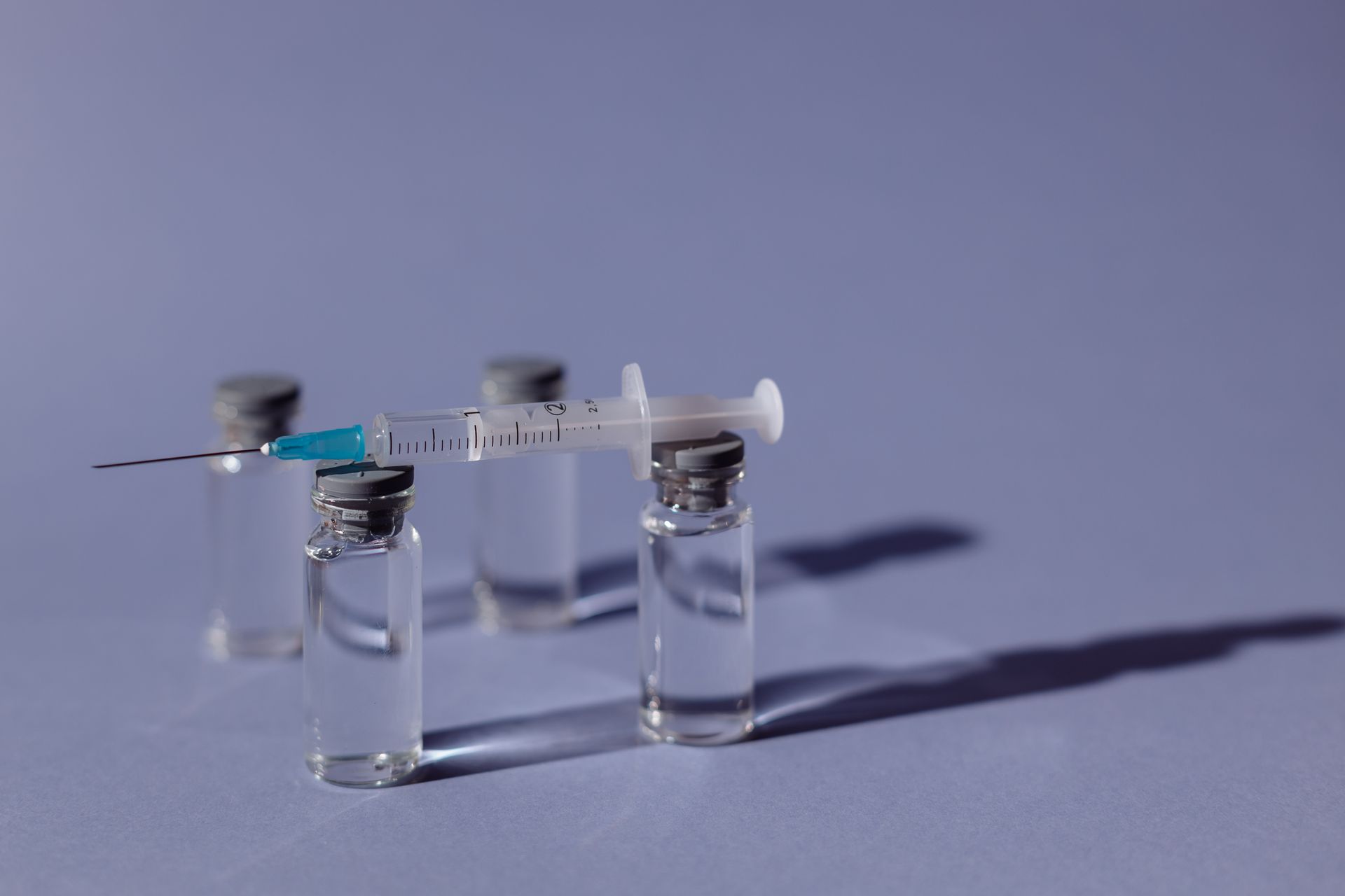 Viales de vacuna y cajas de suministros médicos