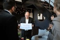 在时尚现代的办公环境中，多元化的业务团队正讨论蓝图