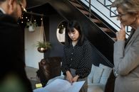 在现代办公环境中，专业团队正在讨论项目计划