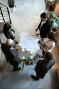 办公室环境中，不同团队正在俯视讨论文档和笔记本电脑计划