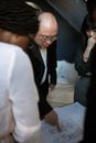 在办公室环境中，一群不同的专业人士合作设计蓝图