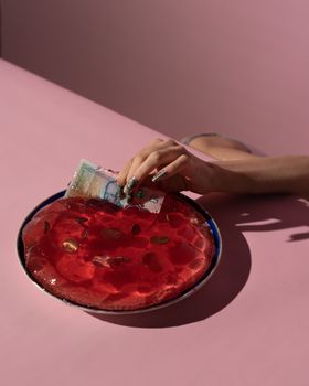 在粉红色背景下，对果冻进行创意拍摄，突出对比度和颜色