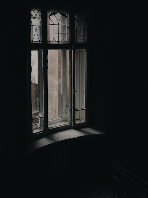 Darmowe zdjęcie z galerii z ciemny, parapet, pionowy strzał