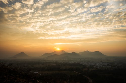 Immagine gratuita di catena montuosa, cielo lunatico, montagne