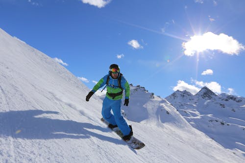 Základová fotografie zdarma na téma jízda na snowboardu, modrá obloha, muž