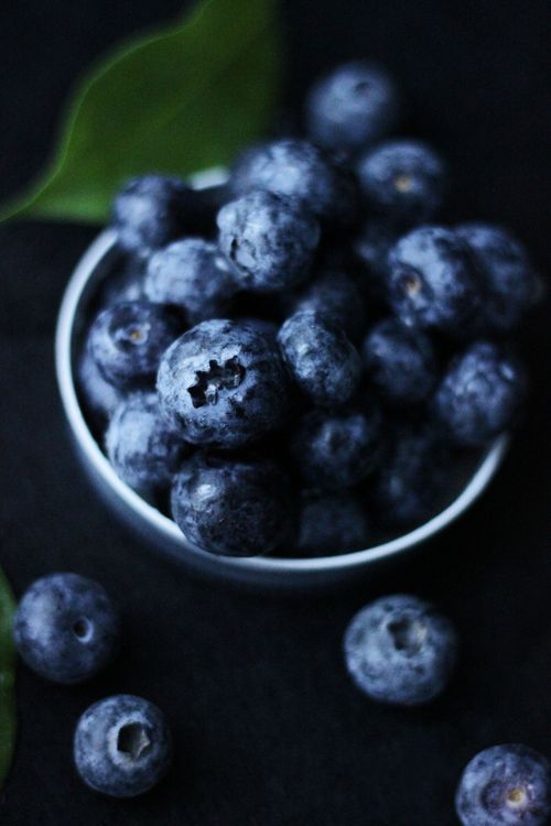 Free Vibrant close-up of fresh blueberries in a bowl, perfect for healthy eating concepts. Stock Photo