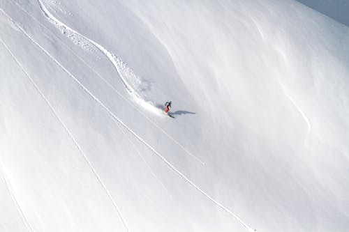 Ilmainen kuvapankkikuva tunnisteilla droonikuva, hiihtäjä, hiihtäminen