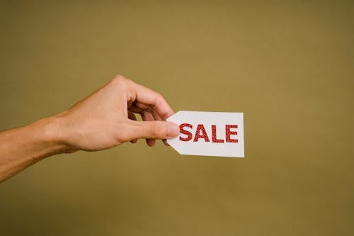 Free Crop faceless person demonstrating sign Sale Stock Photo