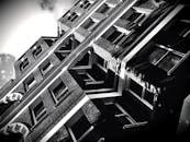 以低角度拍摄的现代城市建筑立面，呈现出醒目的建筑细节