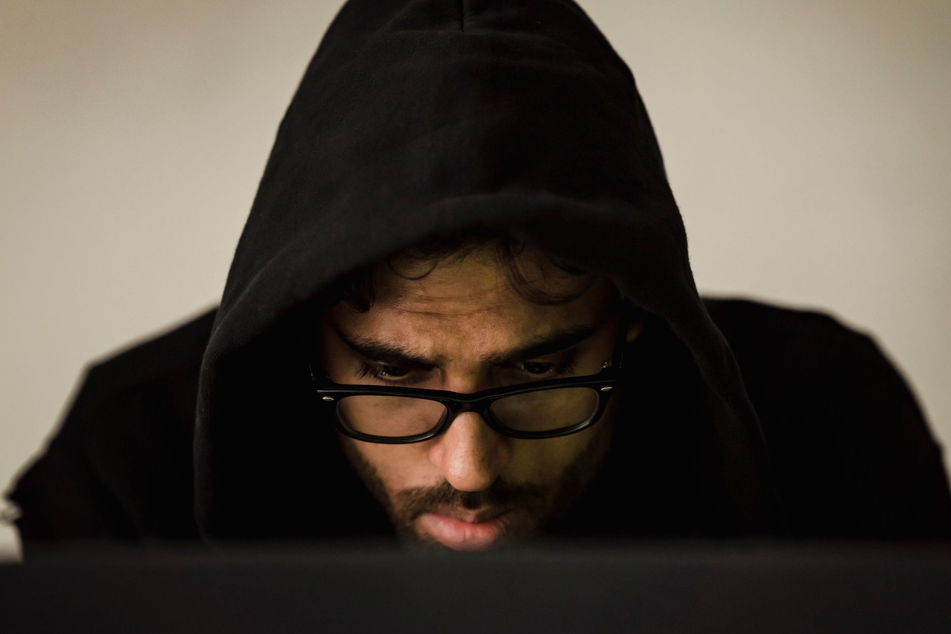 Bir hacker'ın bilgisayar başında çalışırken görüntüsü