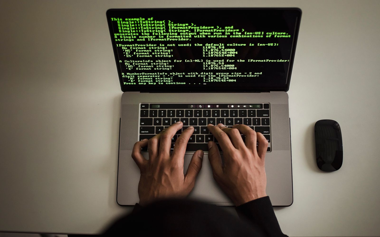 Développeur travaillant sur du code sur un ordinateur portable, photo Pexels