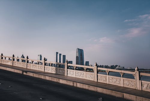 Gratis stockfoto met blauwe lucht, brug, gebouwen