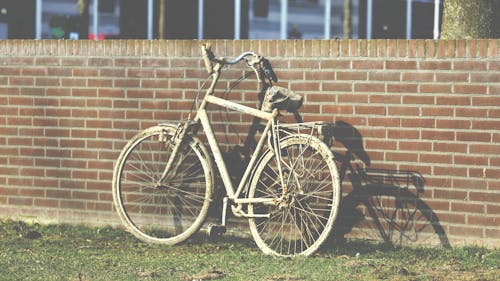 Vélo Cruiser Blanc Garé à Côté Du Bâtiment Brun