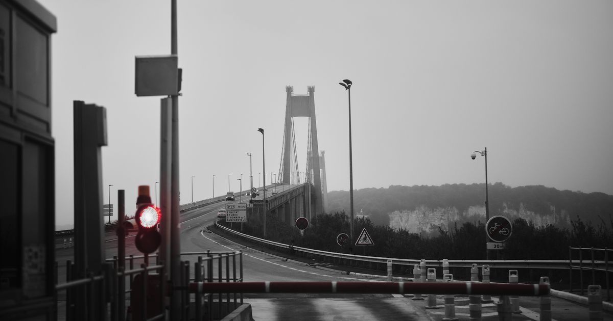 Estrada elevada vazia da ponte de Tancarville, na Normandia, em preto e branco