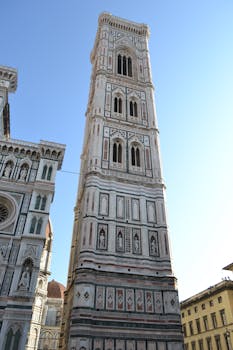 佛罗伦萨的乔托钟楼令人惊叹地融合了哥特式建筑与意大利文艺复兴风格