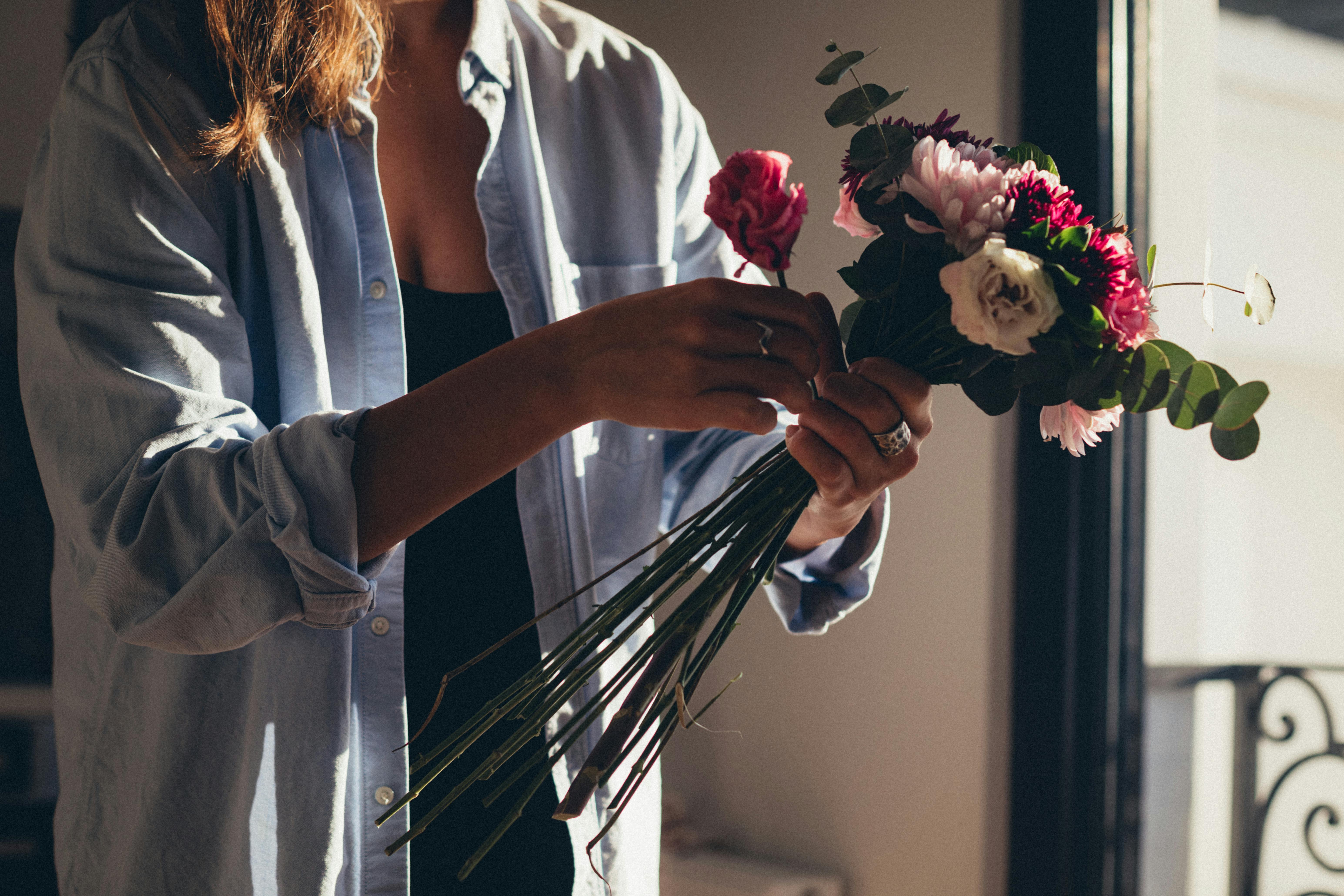 Fleuriste Interflora préparant un bouquet sur-mesure