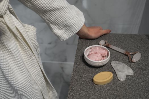 特写水疗必需品，包括粘土面膜、玉簪和用于自我护理的瓜砂石