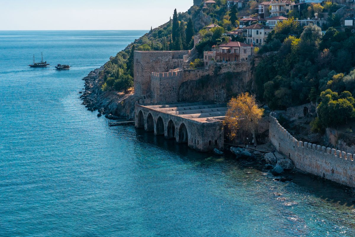 Alanya Kalesi'nin denize bakan surları ve Akdeniz kıyısındaki kayalık yarımada