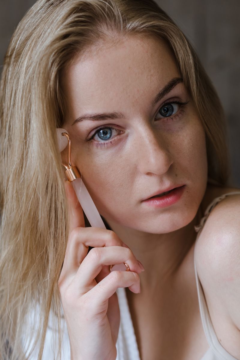 鏡を見ながら口元の変化をセルフチェックする女性のイメージ