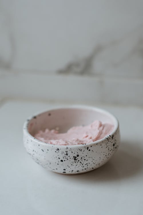 Gelato Rosa In Ciotola Di Ceramica Bianca