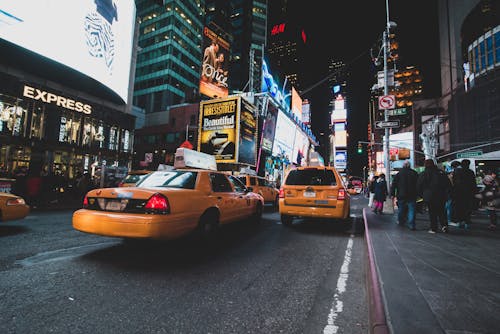 Foto profissional grátis de automóveis, centro da cidade, estrada