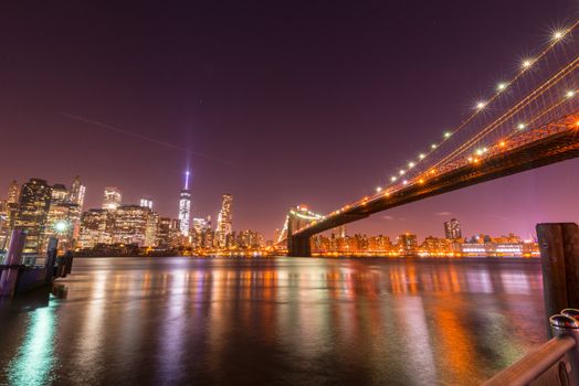 黄昏时分，纽约市的天际线和布鲁克林大桥被照亮，景色壮丽