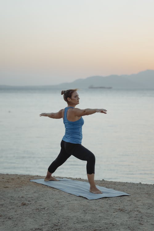 Fotos de stock gratuitas de atardecer, colchoneta de yoga, costa