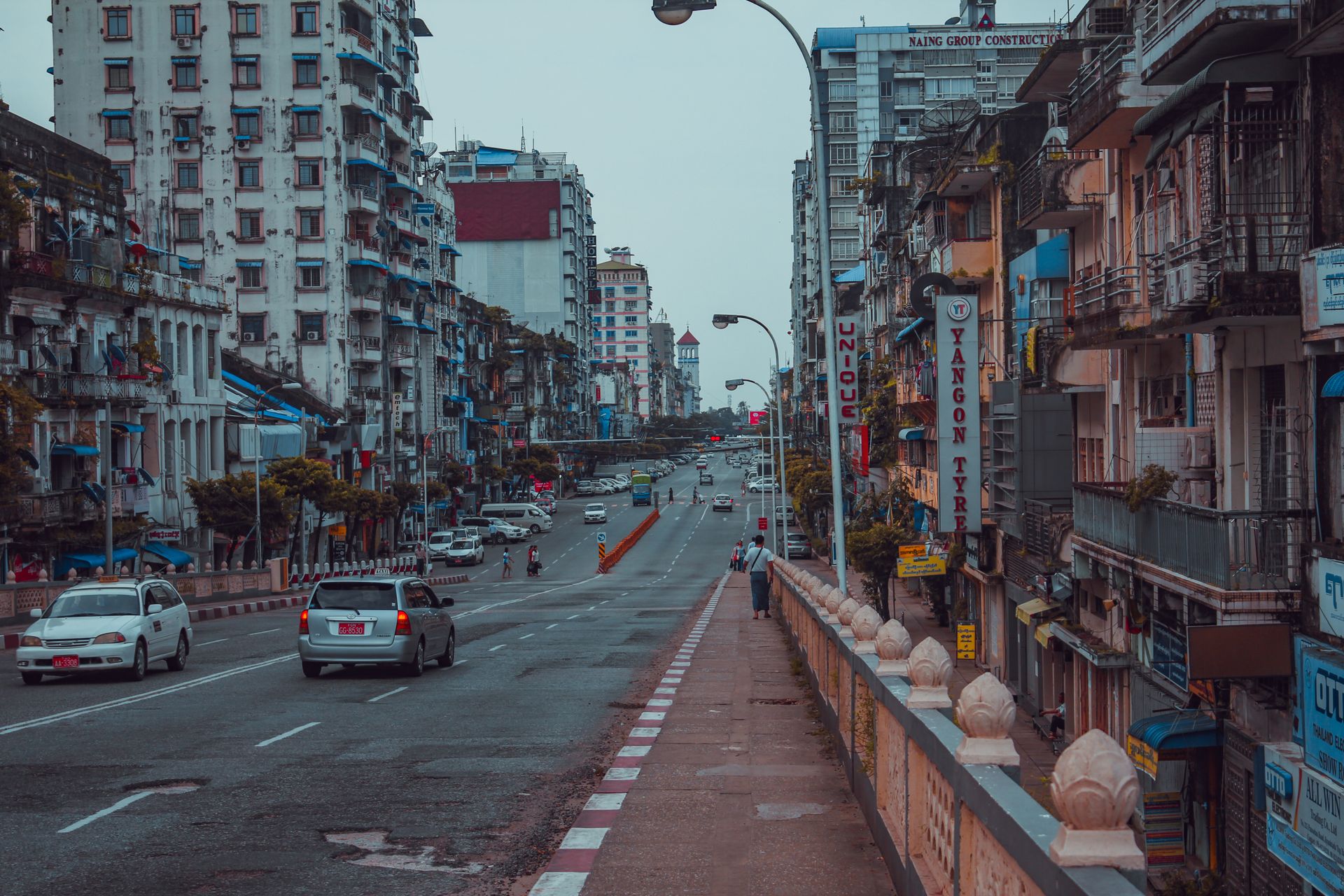 Calle de Yangón, Myanmar, bajo cielo cubierto