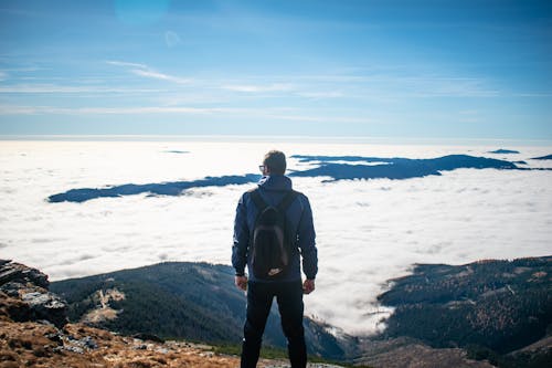 Безкоштовне стокове фото на тему «авантюрист, блакитне небо, вершина гори»