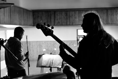 기타리스트, 밴드, 블랙 앤 화이트의 무료 스톡 사진