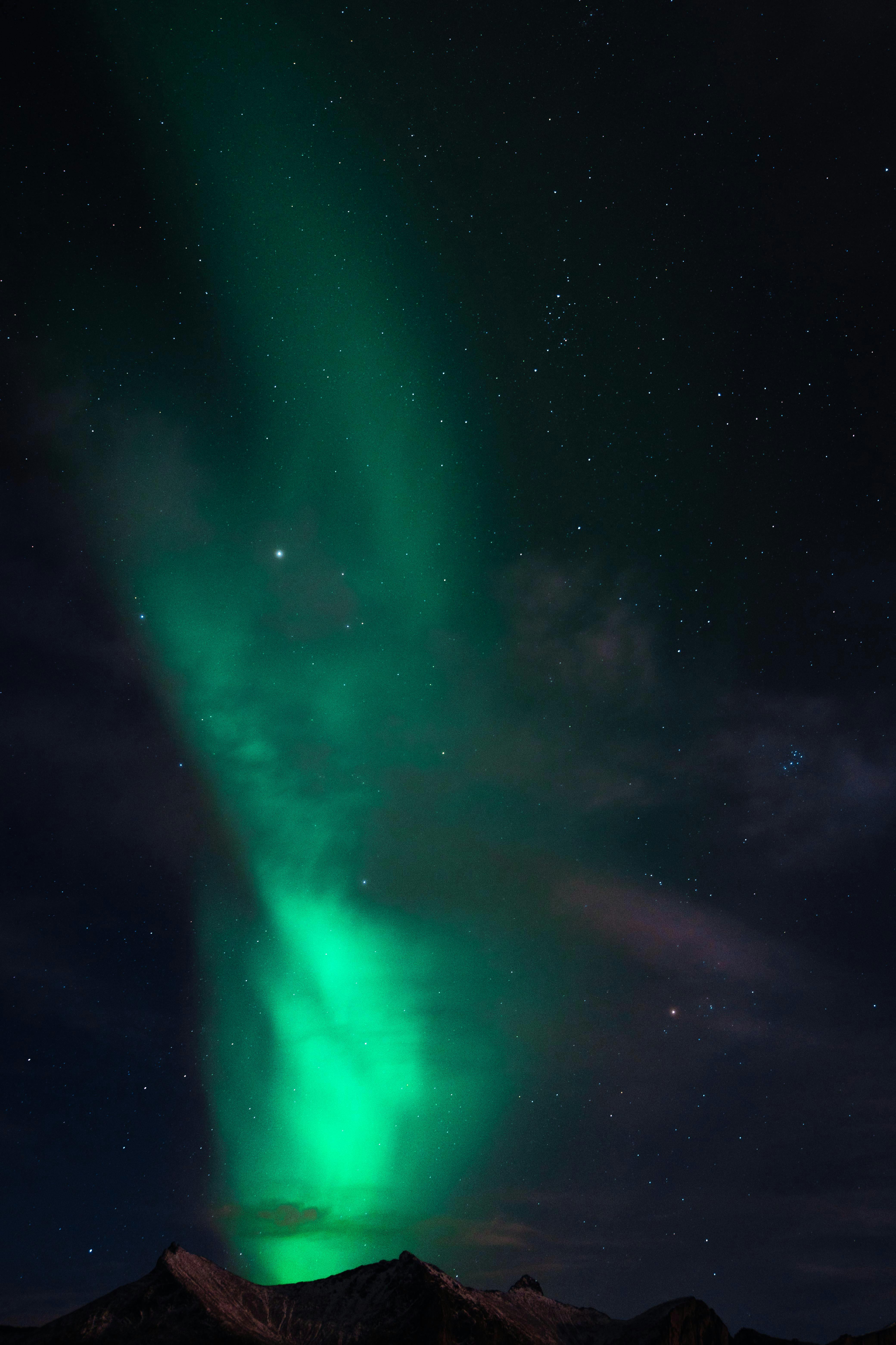 fondo de pantalla de estrellas de la aurora boreal