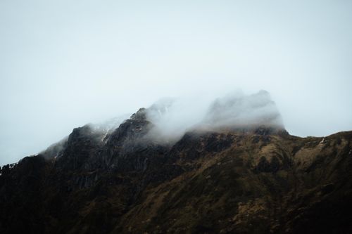 Free Misty mountain peaks in Norway create an ethereal landscape. Perfect for nature enthusiasts. Stock Photo