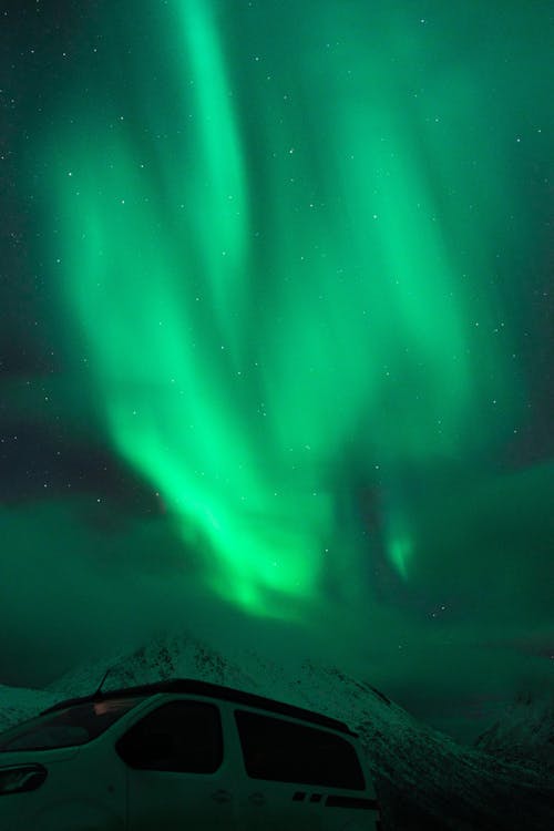 Aurora borealis, beyaz araba, dikey atış içeren Ücretsiz stok fotoğraf