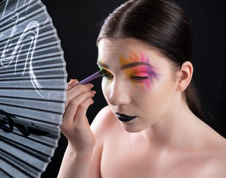 一位女士的特写镜头中，画着充满艺术气息的活力眼妆