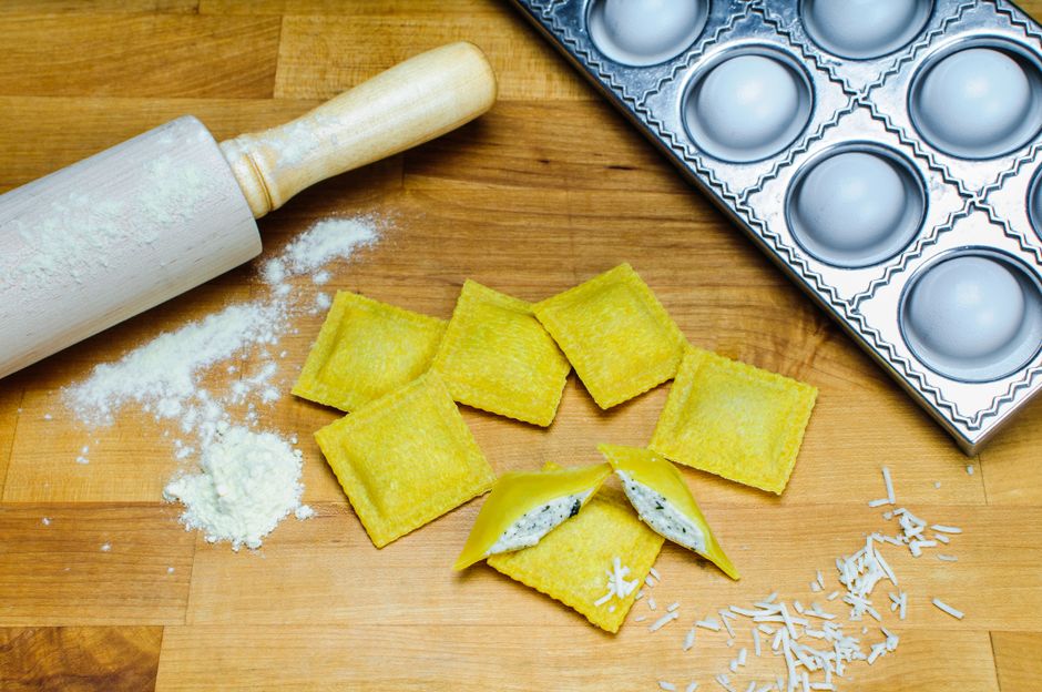 Raviolis frescos de pasta rellenos en plato, vista de primer plano