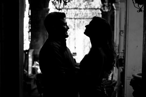 Free Artistic black and white silhouette of a couple in an intimate embrace, exuding romance. Stock Photo