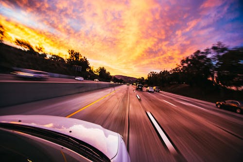 無料 道路上の車 写真素材