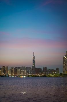 明亮的摩天大楼映衬着昏暗的天空，构成了城市天际线的美丽景色