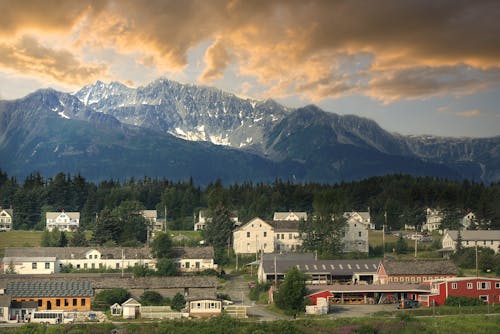 Free Photo of a Town with a Mountain Range in the Background Stock Photo