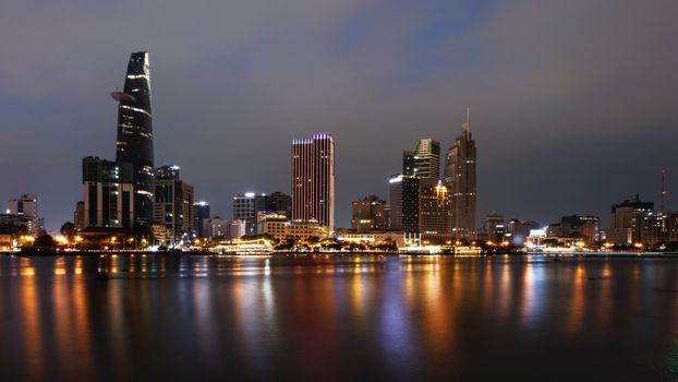 夜晚，壮丽的胡志明市天际线倒映在水面上
