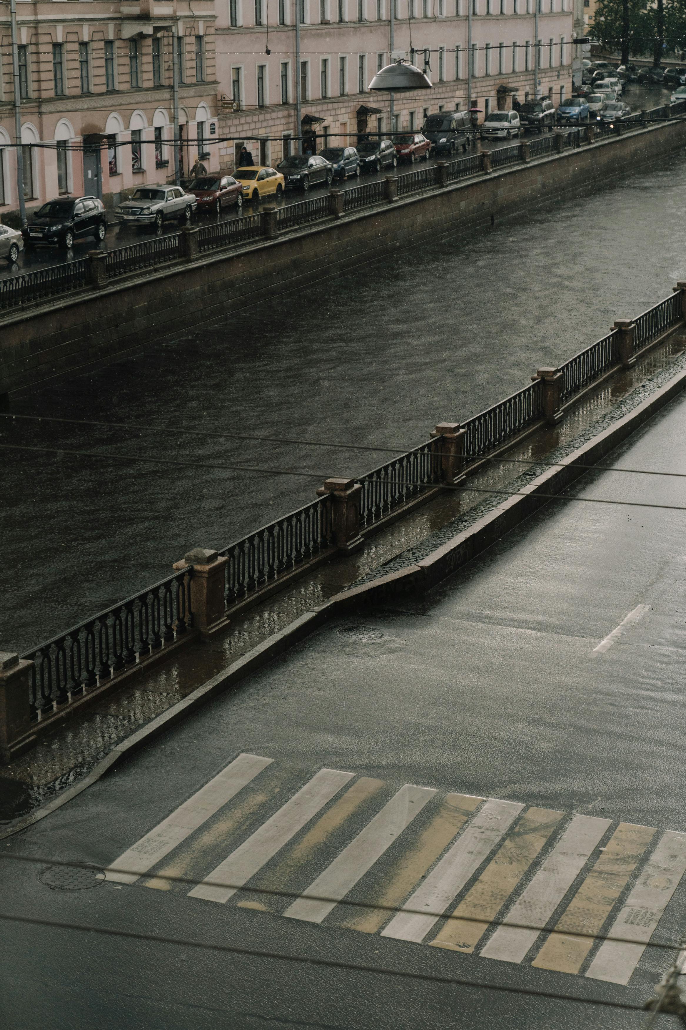 这座喜怒无常的城市，以雨中的运河和人行横道为特色，非常适合展现城市景观主题