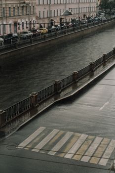 这座喜怒无常的城市，以雨中的运河和人行横道为特色，非常适合展现城市景观主题